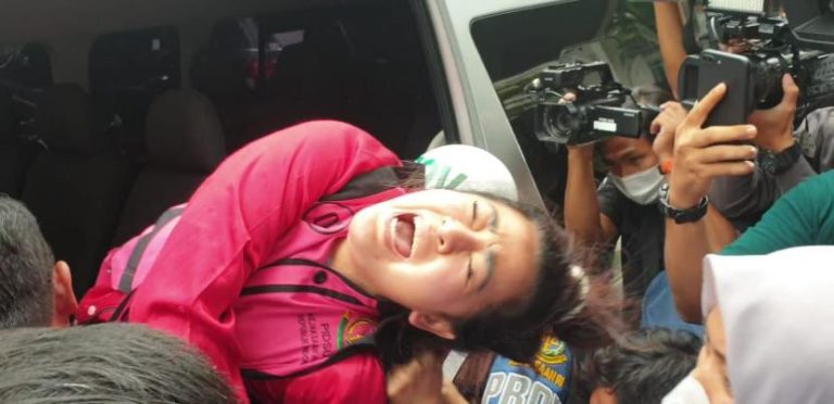 Menangis Histeris, Wanita Emas Diangkat Paksa Saat Ditetapkan Tersangka Korupsi