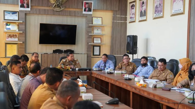 Bupati Sis Pimpin Rapat Pleno Tim Percepatan Akses Keuangan Daerah Kabupaten Kapuas Hulu