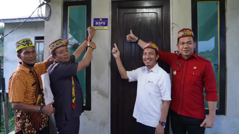 Bupati Sis dan Lasarus Tinjau Realisasi Program BSPS di Kapuas Hulu