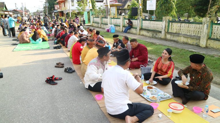 Karolin Dukung Saprahan Keraton Landak Pecahkan Rekor Muri