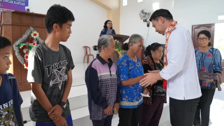Bupati Sis Salurkan Tali Kasih Untuk Anak Yatim di Kapuas Hulu