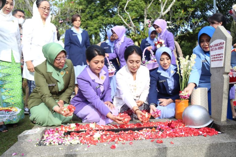 Peringati Hari Ibu Menteri PPPA Ziarah ke Makam Pahlawan Perempuan