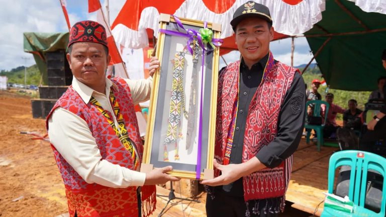 Bupati Sis Letakan Batu Pertama Pembangunan Rumah Adat Serakop Desa Seriang