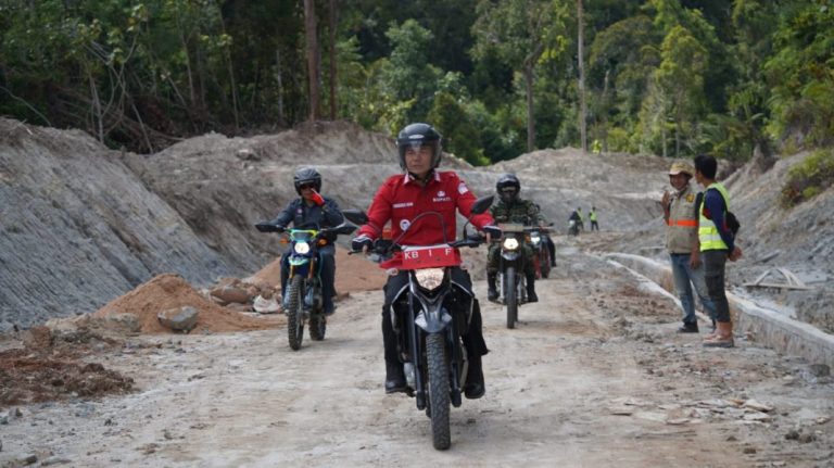 Bupati Kapuas Hulu Tinjau Pengobatan Gratis dan Pembangunan Jalan di Desa Tapang Da’an