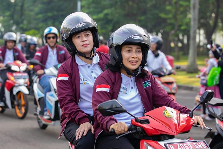 Berboncengan dengan  Menteri Bintang, Puan Naik Motor Listrik ke GBK