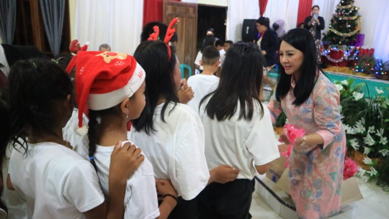 Karolin Berbagi Kasih Natal Kepada Anak-anak di GKPKB Kase