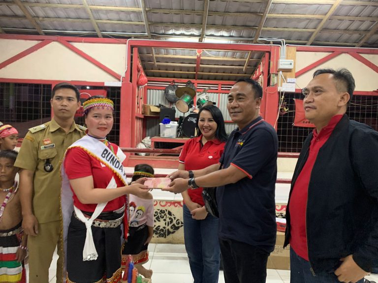 Kunker di Entikong Krisantus Bagikan Nutrisi Pendamping Balita dan Ibu Hamil