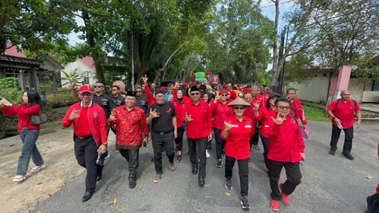 Diwarnai Pawai Budaya, PDI Perjuangan Kalbar Resmi Daftarkan Caleg ke KPU