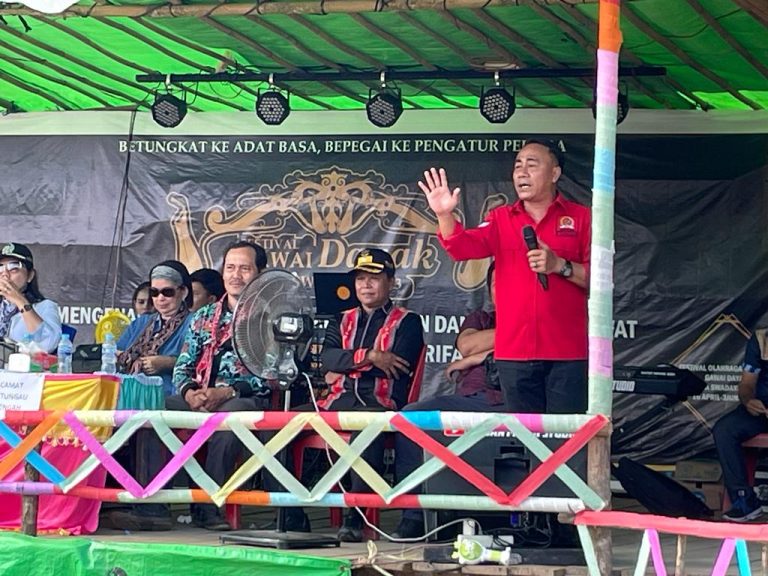 Krisantus Kurniawan Terus Gerak Temui Masyarakat Senangan Jaya Hingga Suwadaya di Acara Gawai Dayak