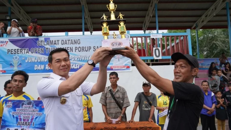 Bupati Kapuas Hulu Fransiskus Diaan Tutup Open Turnamen Porup Sadali Cup