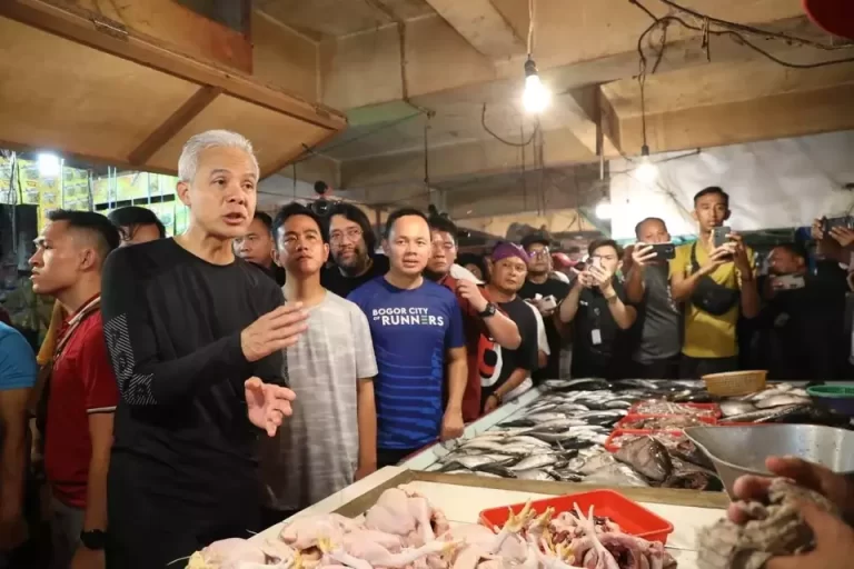 Ganjar Blusukan ke Pasar Citeureup Bogor Bersama Gibran