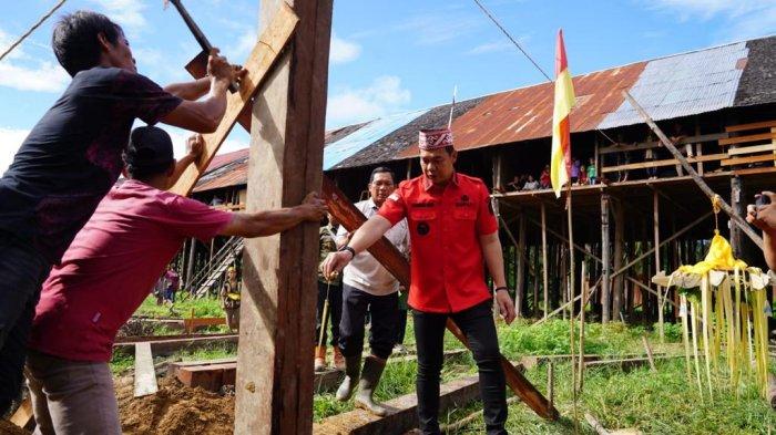 Bupati Kapuas Hulu Hadiri Penancapan Tiang Pertama Rumah Betang Lunsa Hilir di Putussibau Selatan