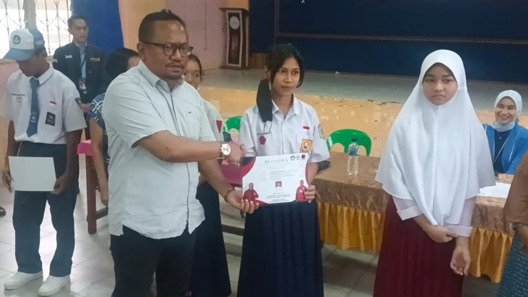 Wakili Deddy Sitorus, Arnoldus Gomez Serahkan PIP ke 173 Siswa SMP Don Bosco, Kota Tarakan