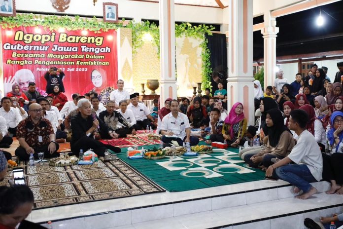 gubernur-jawa-tengah-ganjar-pranowo-ngopi-bareng-warga-di-su-n8xe