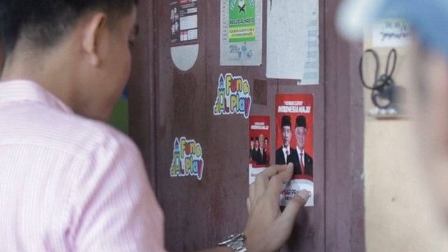 Jalankan Perintah DPP PDIP, Gibran Door to Door Pasang Stiker Ganjar Pranowo