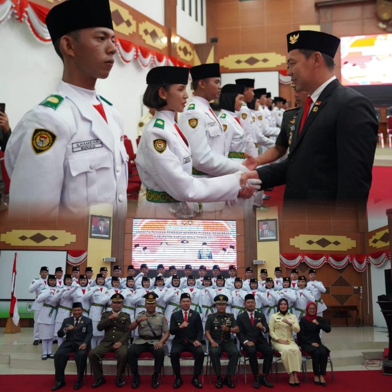 Bupati Fransiskus Diaan Lantik Anggota Paskibraka Kapuas Hulu 2023