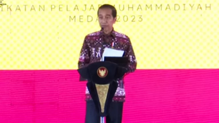 Kala Jokowi Beri Kode Rambut Putih dan Gibran Blusukan Pasang Stiker Ganjar