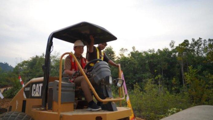 Bupati-Kapuas-Hulu-Fransiskus-Diaan-saat-melaunching