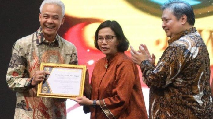 Ganjar-bersama-Sri-Mulyani-dan-Airlangga-Hartarto