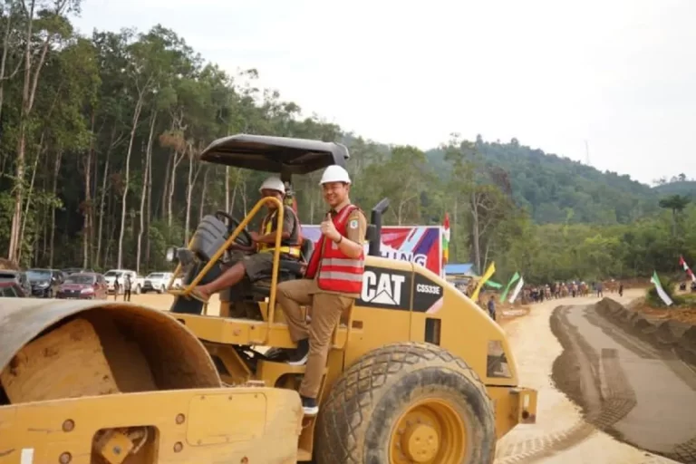 Bupati Kapuas Hulu Fransiskus Diaan: Peningkatan Jalan Simpang Silat-Nanga Silat Tumbuhkan Ekonomi Warga