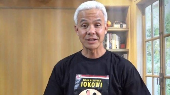 ganjar-pranowo-mengenakan-kaus-bergambar-presiden-joko-widodo
