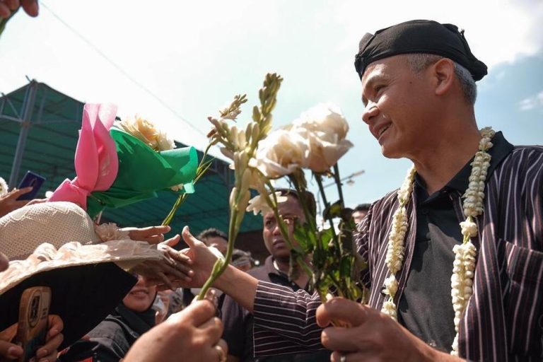 Ganjar Pranowo Terima Ribuan Bunga, Warga: Bentuk Cinta Kami pada Bapak