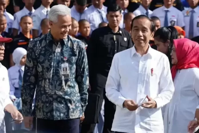 gestur-jokowi-tunjuk-ganjar-di-depan-prabowo-aiman-witjaksono-kode-keras-capres-2024-tjj