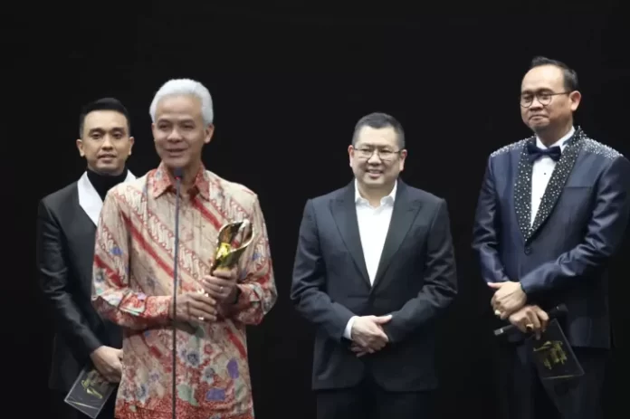 ganjar-pranowo-dapat-penghargaan-news-maker-indonesia-awards-2023-qyc