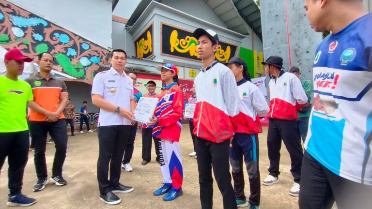 Bupati Kapuas Hulu Fransiskus Diaan Berikan Bonus kepada Atlet dan Pelatih Berprestasi