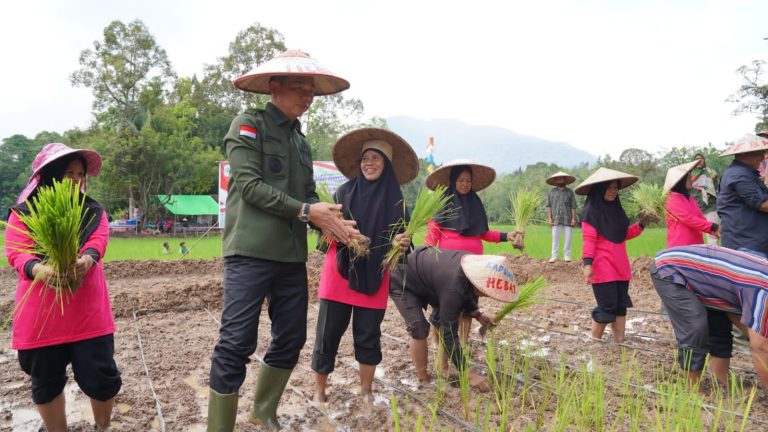 Bupati Kapuas Hulu Fransiskus Diaan melaksanakan kunjungan kerja ke Kecamatan Hulu Gurung, pada sabtu (14/10/23) siang.