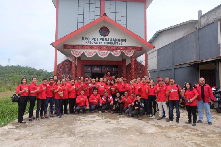 Cornelis Anggota DPR RI Sambangi DPC PDI Perjuangan Kabupaten Bengkayang Sampaikan Tahapan-tahapan Pemilu