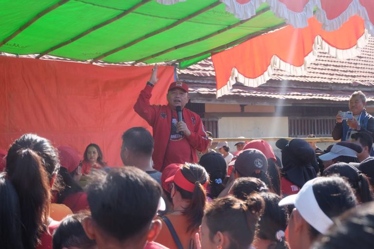 Cornelis Senam Sicita Ikuti Jalan Sehat Bersama Ganjar Pranowo