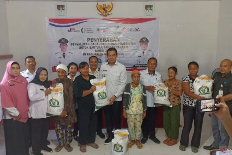 Pemkab Kapuas Hulu dan Bulog Salurkan Bantuan Beras Atasi Kerawanan Pangan