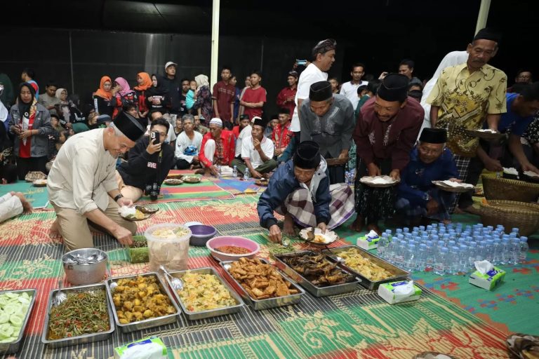 Ganjar Pranowo Diskusikan Pertanian dan Perikanan Saat Makan Malam dengan Warga Desa Karangpucung