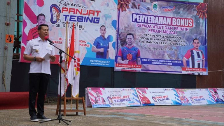 Bupati Fransiskus Diaan Buka Kejuaraan Panjat Tebing Tingkat Pelajar Se-Kapuas Hulu