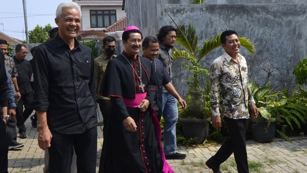 Ganjar Pranowo Kunjungi Keuskupan Tanjungkarang Lampung: Pastur dan Suster Memberikan Manfaat Kepada Rakyat