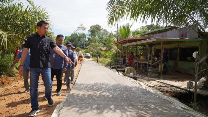 Bupati Kapuas Hulu Fransiskus Diaan Minta Warga Silat Hilir untuk Mengawasi Pekerjaan Ruas Jalan Simpang Silat ke Nanga Silat