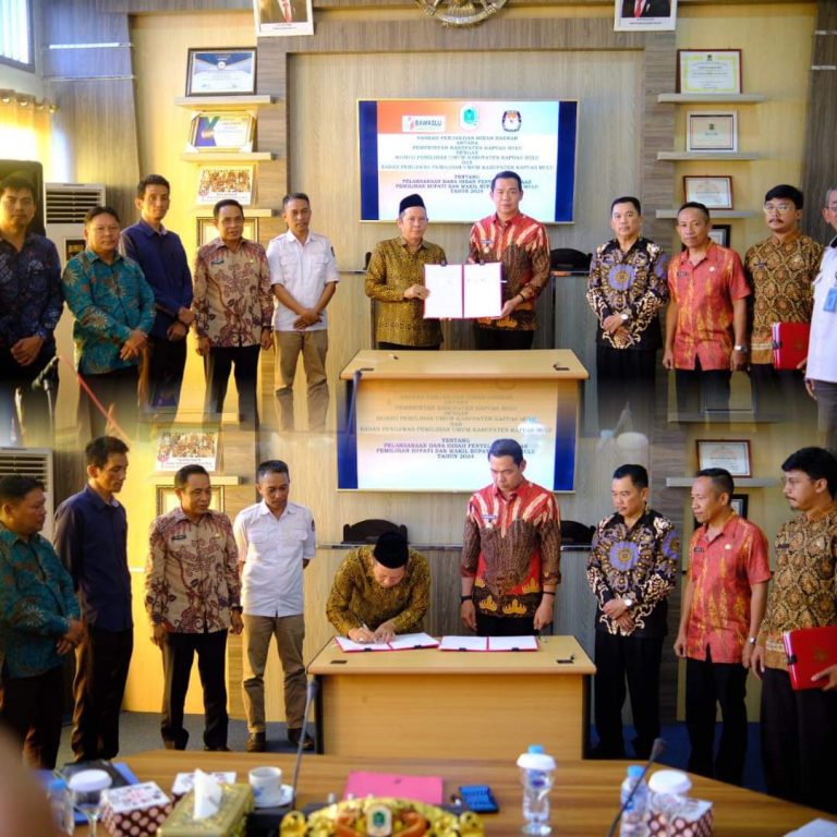 Bupati Kapuas Hulu Serahkan Dana Hibah Daerah ke KPU dan Bawaslu