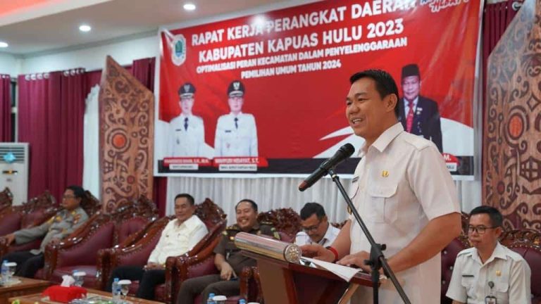 Bupati Kapuas Hulu, Fransiskus Diaan, Minta Camat Persiapkan Pengamanan Pemilu 2024