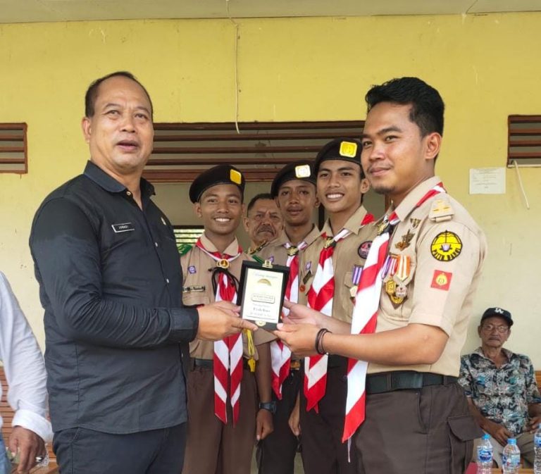 Ketua DPRD Sanggau Lantik Pramuka Bintara Laksana SMK Gema Pantai Kapuas