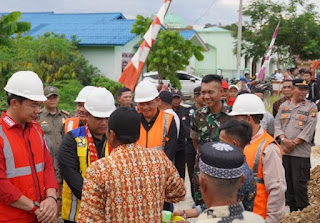 Pemkab Kapuas Hulu Fransiskus Diaan Tingkatkan Sejumlah Ruas Jalan