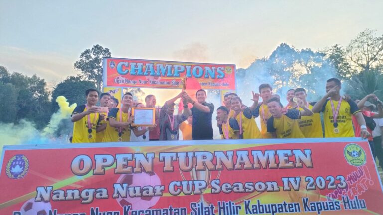 Tutup Turnamen Sepak Bola Nanga Nuar Cup 2023, Bupati Kapuas Hulu Serahkan Tropi ke ADH FC