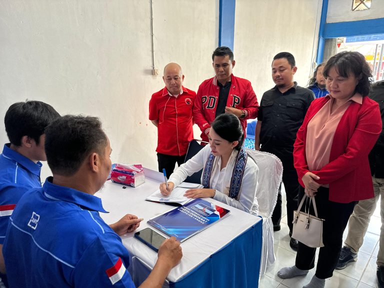 Karolin Resmi Daftar Calon Bupati Landak Ke Partai Demokrat