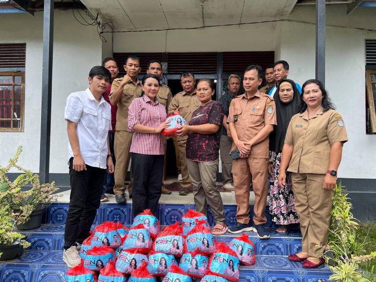 Bacalon Bupati Landak Karolin Serahkan Bantuan Paket Sembako Pasca Banjir