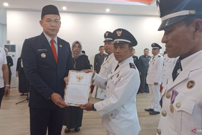 Fransiskus Diaan Serahkan SK Perpanjangan Jabatan 76 Kades