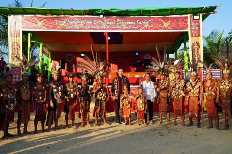 Bupati Kapuas Hulu Dorong Generasi Muda untuk Melestarikan Adat dan Budaya