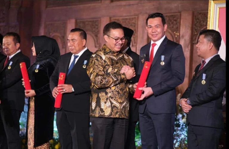 Bupati Kapuas Hulu Terima Penghargaan Manggala Karya Kencana