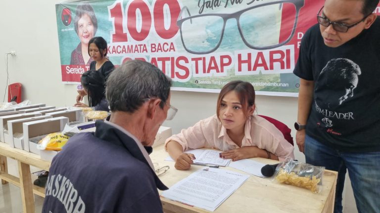 Peduli Kesehatan Mata, Sereida Tambunan Bagikan Kacamata Baca Gratis ke Warga Ajibata