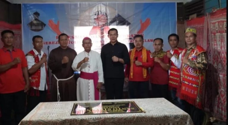Hadir dalam Peresmian Gereja,Bupati Kapuas Hulu Apresiasi Gotong Royong Umat