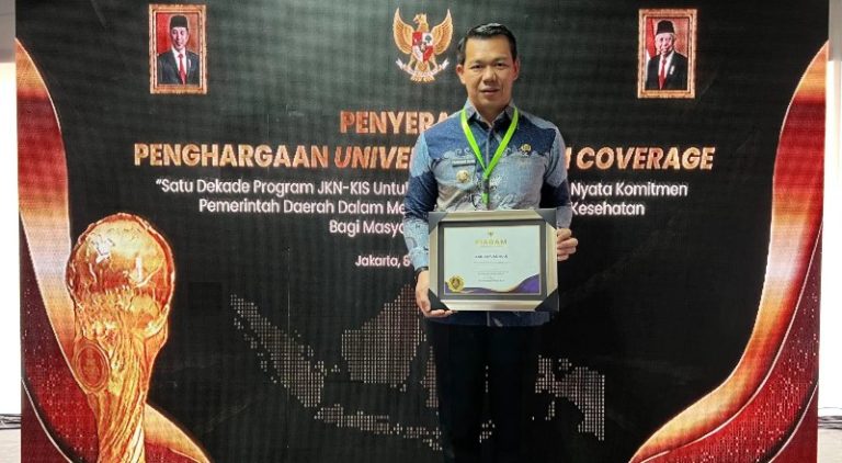 Bupati Kapuas Hulu Terima Penghargaan UHC 2024 dari Wakil Presiden